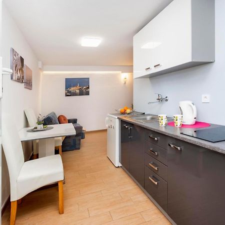 Apartments And Room Silvana โรวีน ภายนอก รูปภาพ