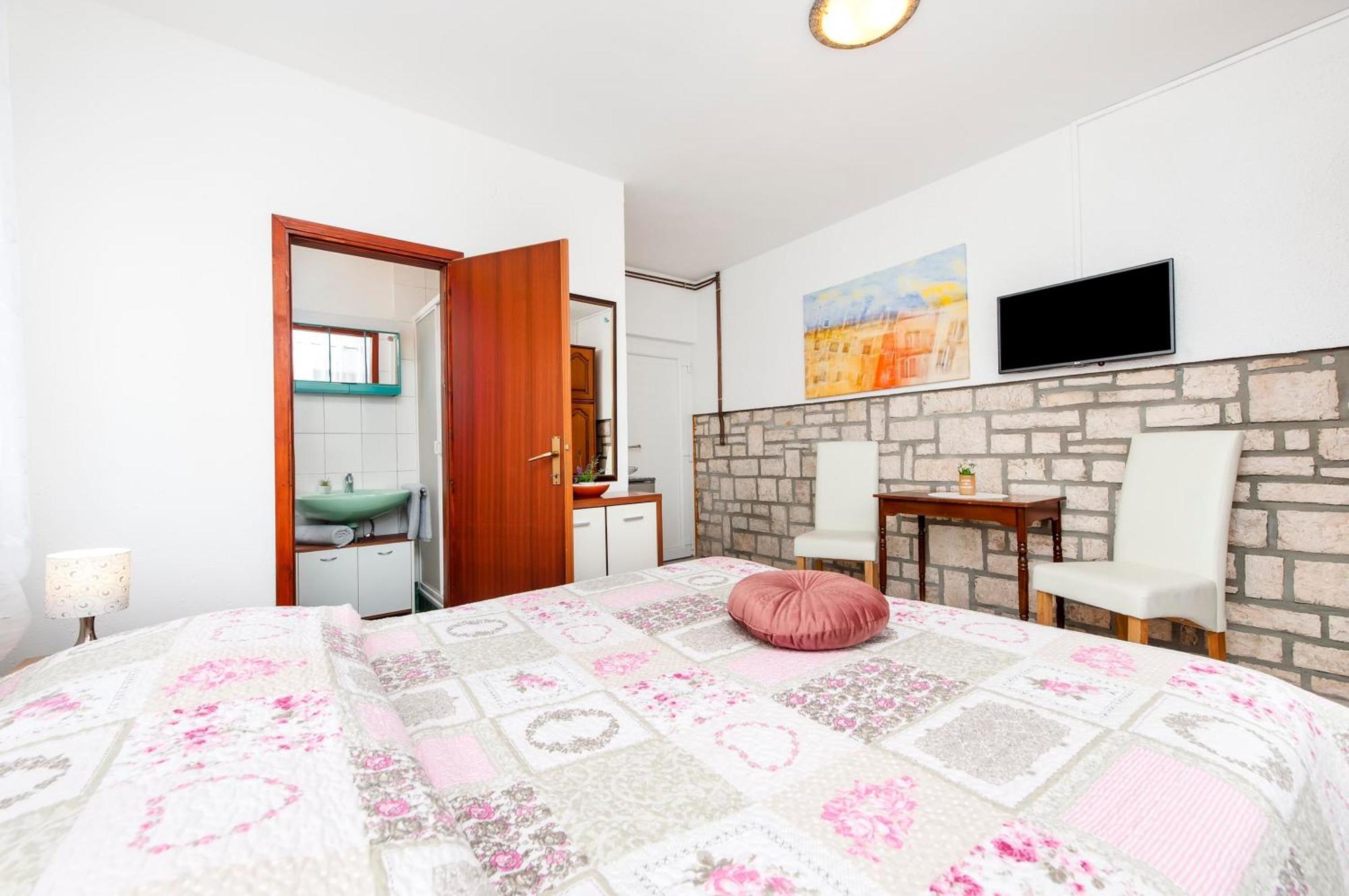Apartments And Room Silvana โรวีน ภายนอก รูปภาพ